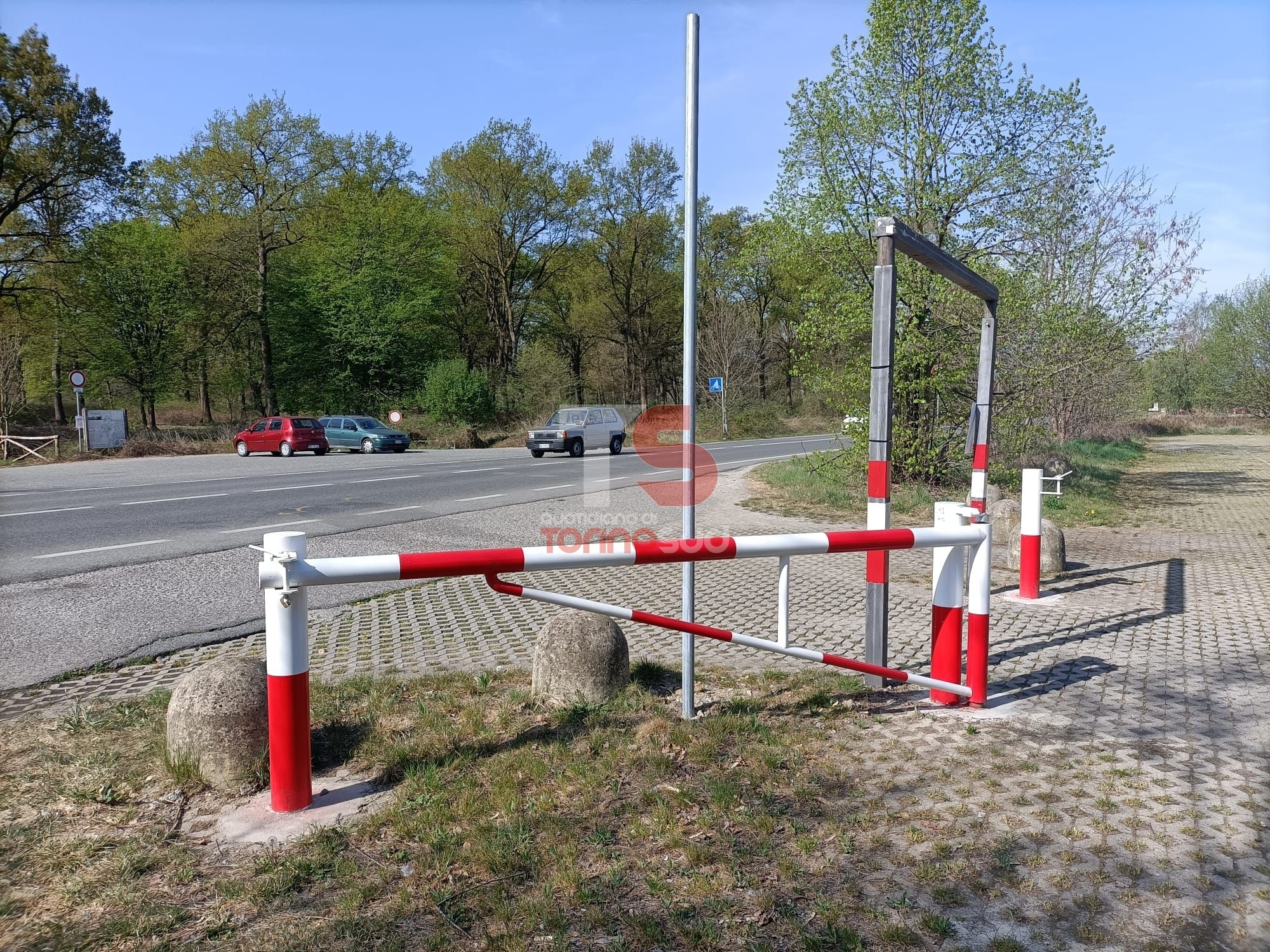 NICHELINO - Ecco le sbarre anti prostituzione al parco di Stupinigi: chiuderanno i parcheggi