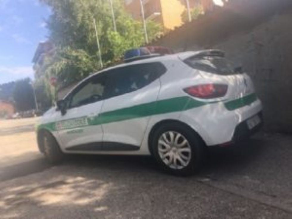 MONCALIERI - Lo accusa di avergli rubato un anello e lo insegue per il centro