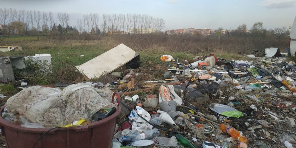 ORBASSANO - Lo scempio del campo nomadi abusivo accanto alla provinciale - LE FOTO -