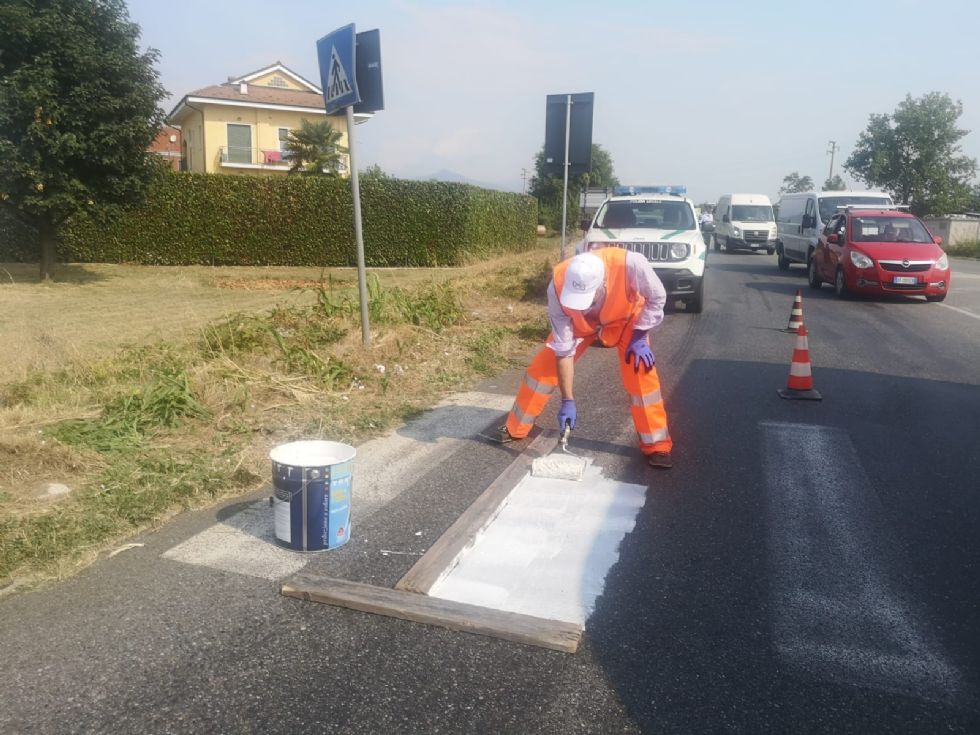 RIVALTA - Il sindaco traccia le strisce pedonali sulla provinciale dove venne investita una donna incinta