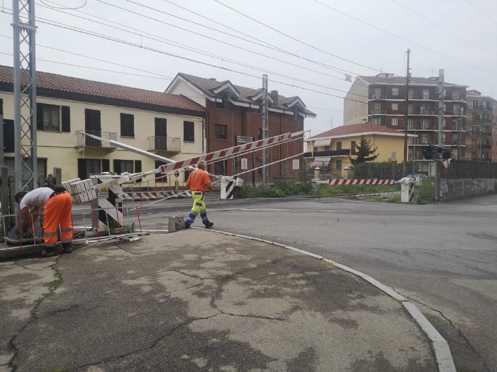 NICHELINO - Barriere ai passaggi a livello contro i furbetti che passano con le sbarre chiuse