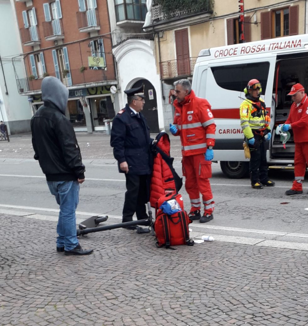 CARIGNANO - Cade dal monopattino in piazza Carlo Alberto: grave al Cto