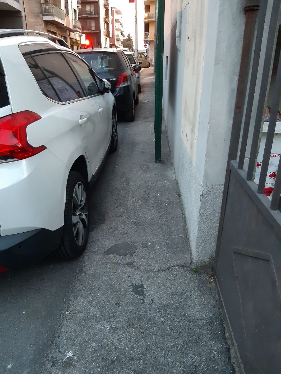 MONCALIERI - Marciapiedi stretti e barriere architettoniche: la denuncia dell'Aila