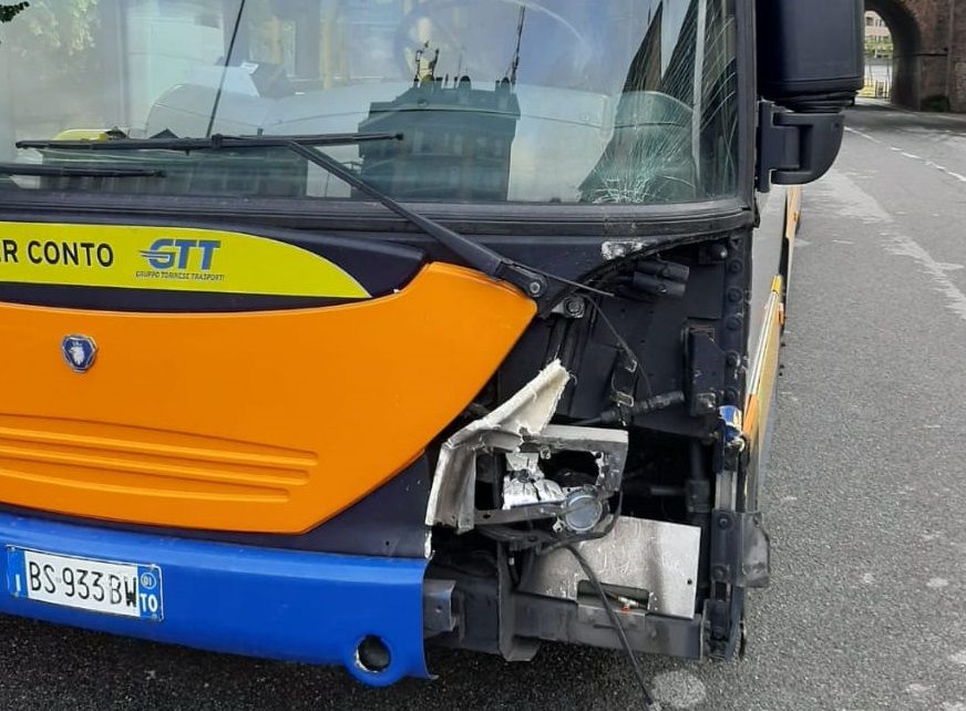 TRASPORTI - L'autobus 45 finisce fuori strada: ferito un passeggero