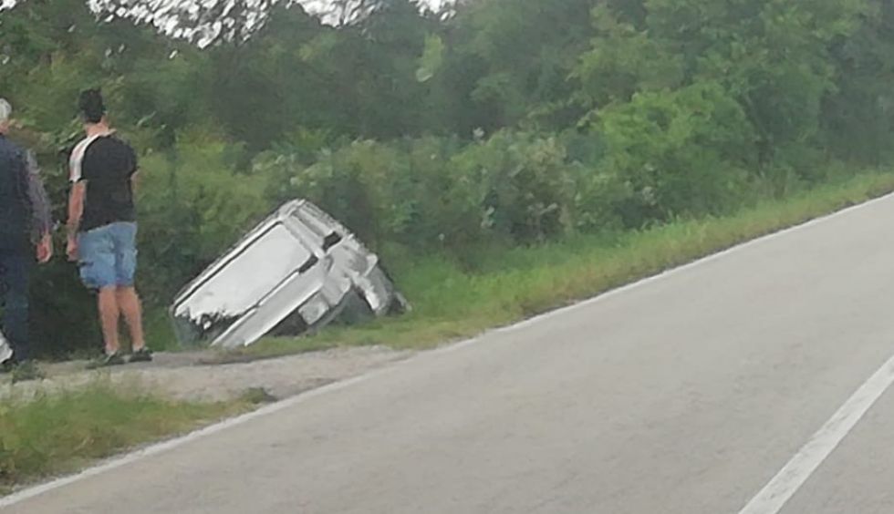 CANDIOLO - Perde il controllo dell'auto e finisce fuori strada