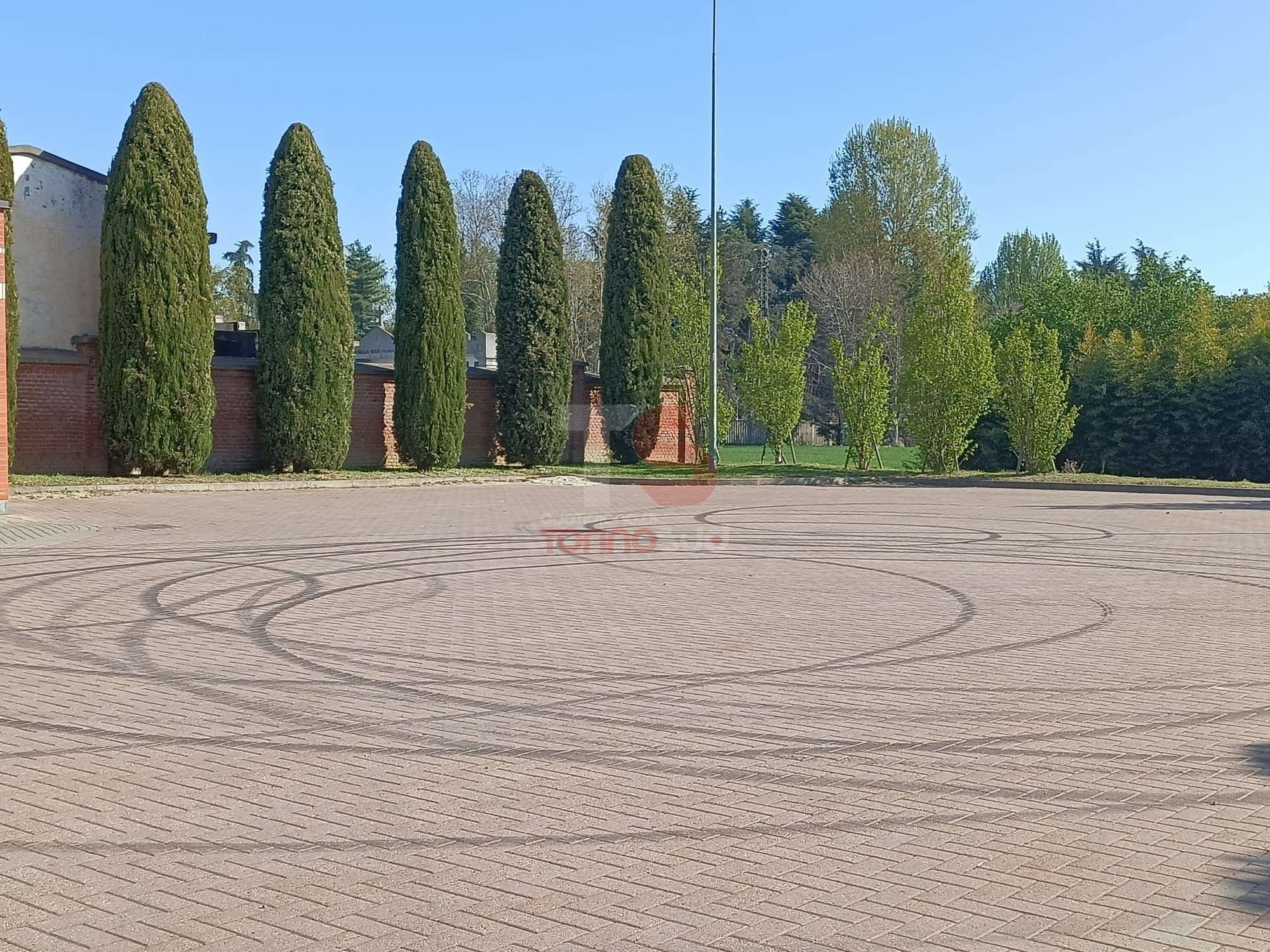 LA LOGGIA - Si annoia a casa, prende la Porsche e va a fare le sgommate davanti al cimitero rovinando il porfido