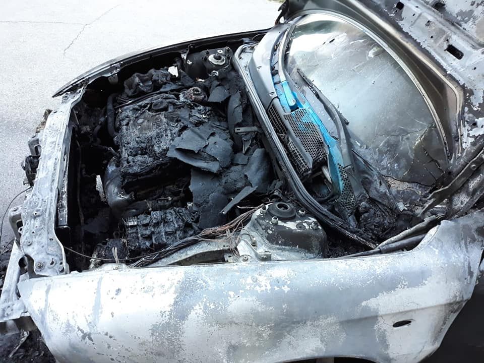 NICHELINO - Auto in fiamme vicino al teatro Superga: il boato sveglia molti residenti