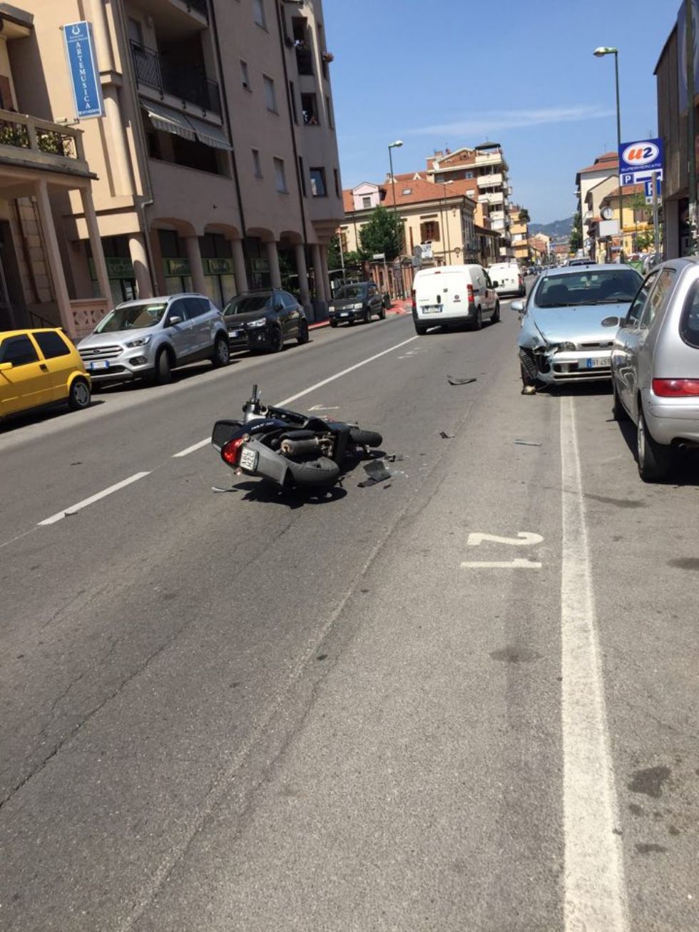 NICHELINO - Incidente in via Torino: scooterista in ospedale
