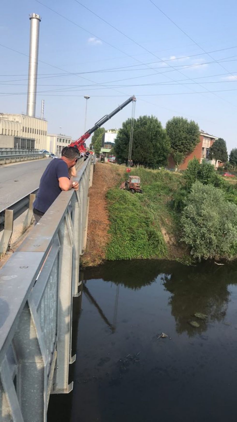 MONCALIERI - Si rompe il freno e il trattore finisce nell'acqua