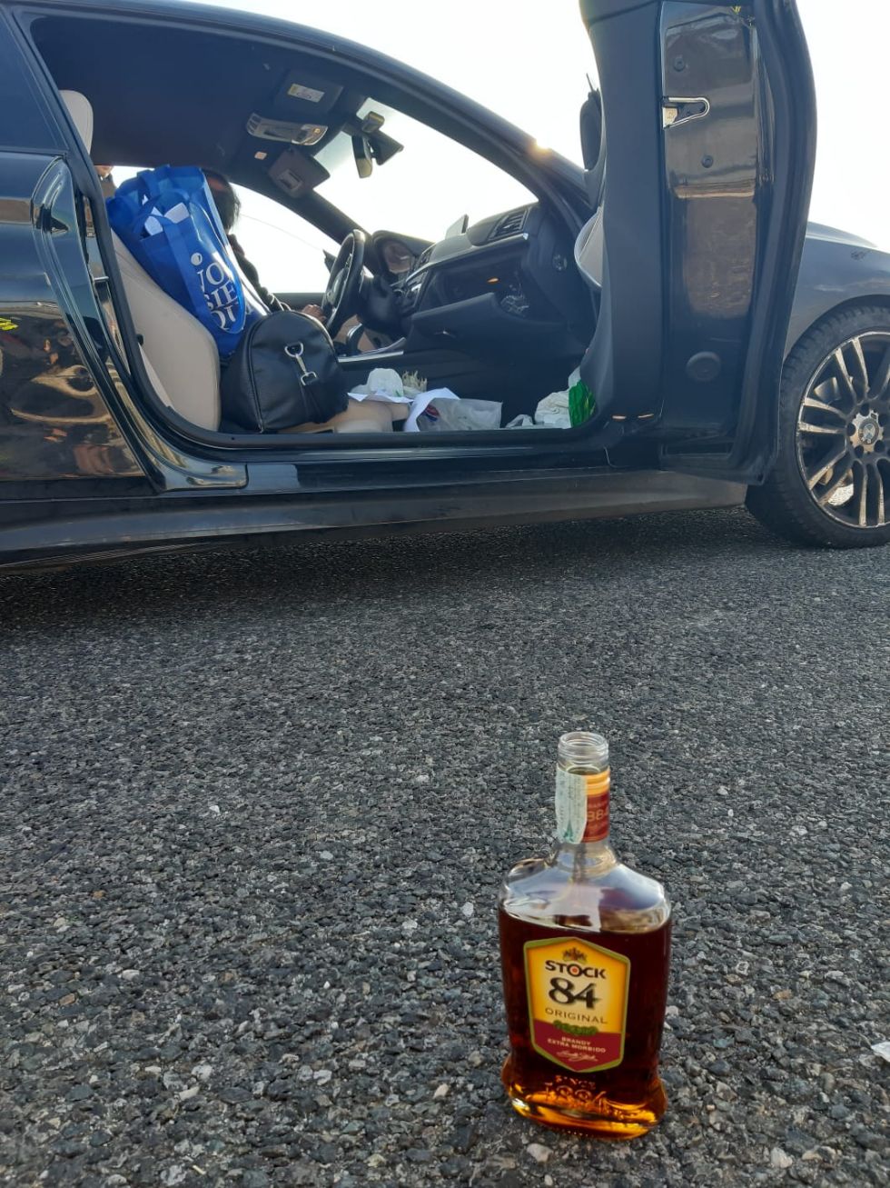 TROFARELLO - Al volante dell'auto bevendo brandy: ubriaco in tangenziale denunciato
