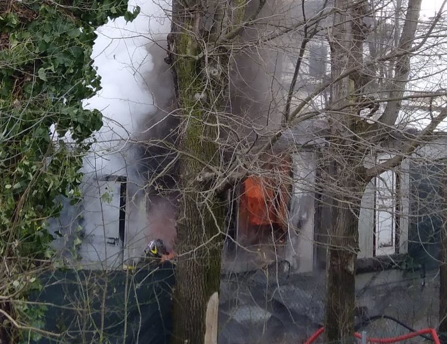 MONCALIERI - Fiamme al centro sportivo California Dream: colonna di fumo altissima