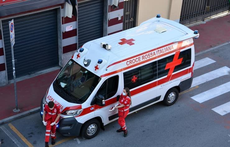 NICHELINO - Per errore servono del detersivo anziché acqua e il cliente finisce in ospedale