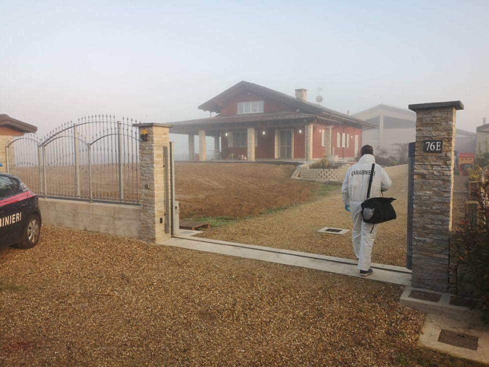 STRAGE A CARIGNANO - Prende la pistola e spara alla moglie e ai gemellini di due anni: poi si suicida - FOTO e VIDEO