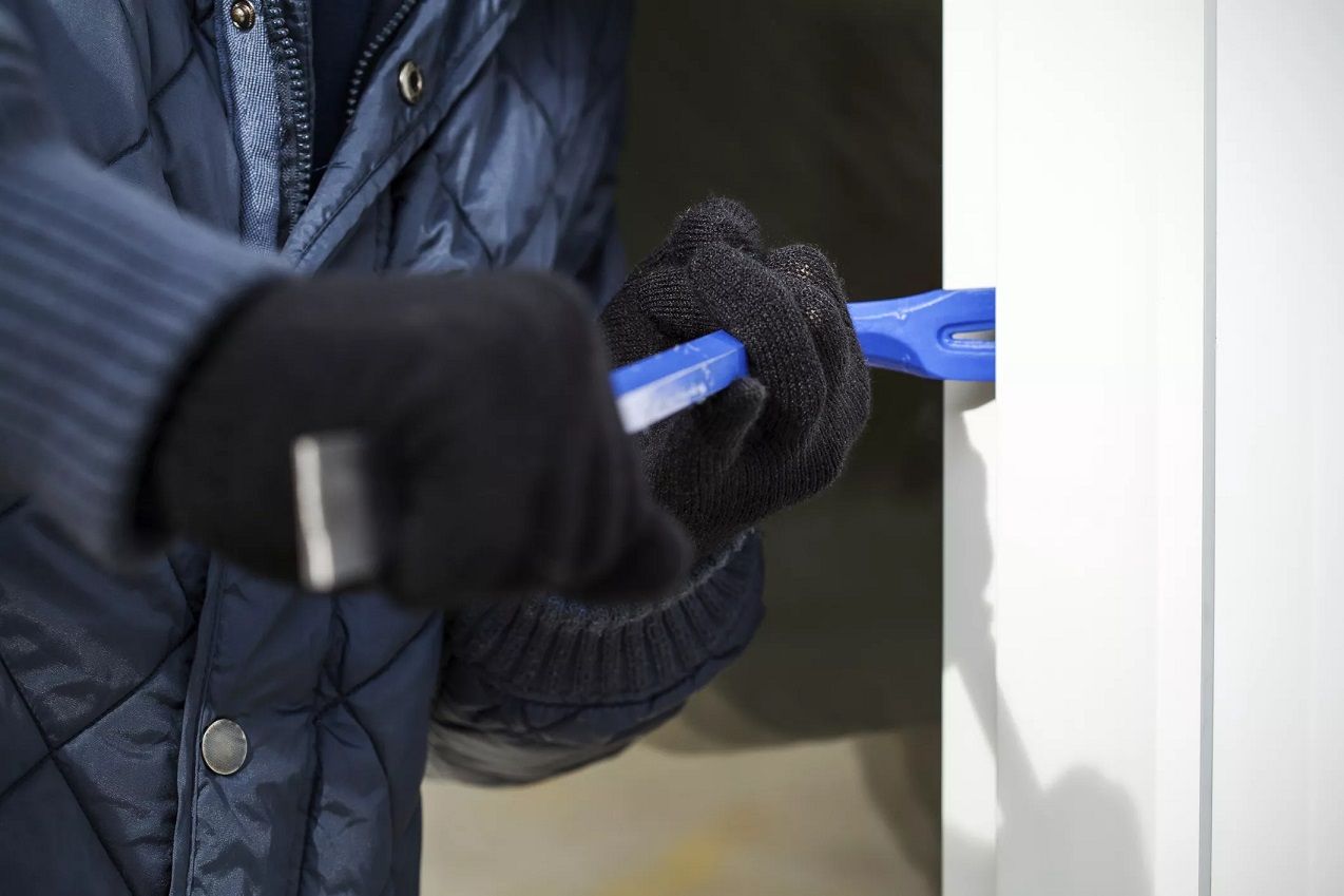 TROFARELLO - Tentano di entrare in casa tagliando la finestra con un flessibile