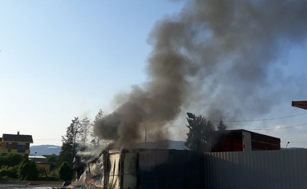 TROFARELLO - Bruciano due container in via Sabbioni: nuvola nera sulla città