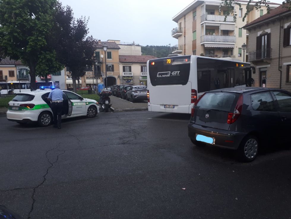 MONCALIERI - Auto in divieto di sosta: il bus resta bloccato. Raffica di multe